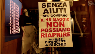 i cartelli nei negozi del centro di roma che rischiano di chiudere 3
