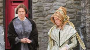 kate winslet e saoirse ronan in ammonte di francis lee 1