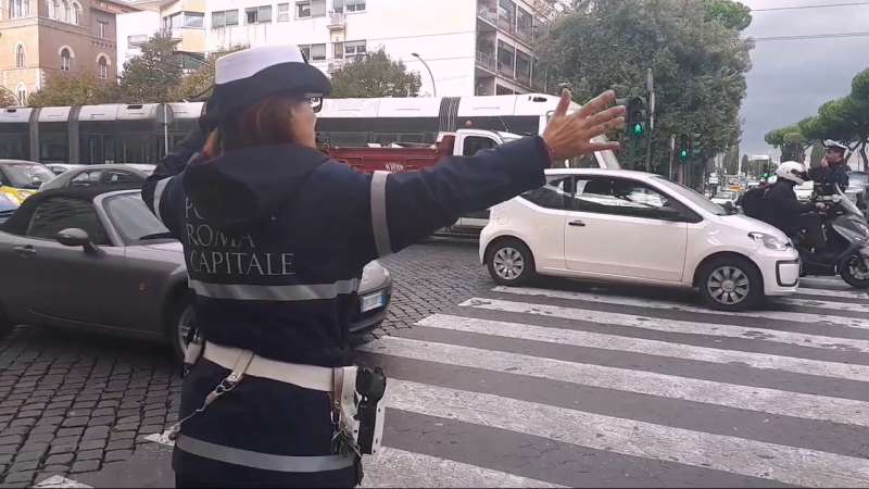 vigilessa polizia roma capitale