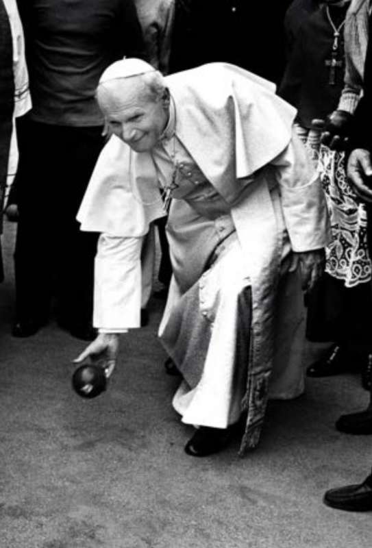 25 papa giovanni paolo ii gioca a bocce roma 1992 ph barillari