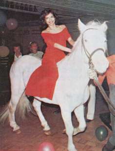 bianca jagger entra a cavallo allo studio 54, vestita Halston