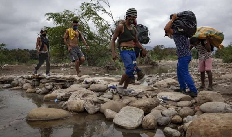 Contrabbandieri attraversano il confine col Venezuela