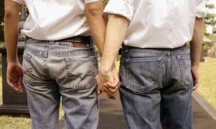coppia gay aggredita da un gruppo di ragazzi