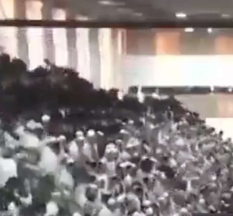 crolla tribuna in una sinagoga in israele 6