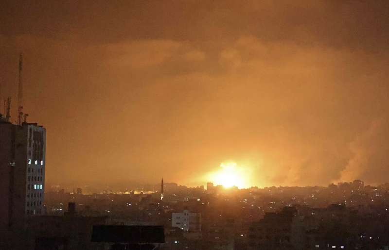israele attacca la striscia di gaza 16
