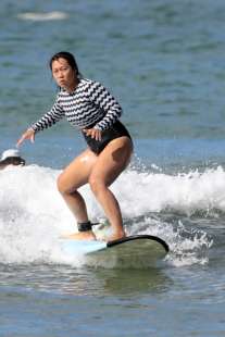 la moglie di zuckerberg fa surf
