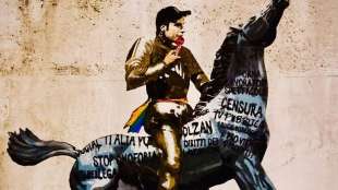murales con fedez sul cavallo della rai