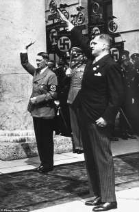 Adolf Hitler e il banchiere August von Finck