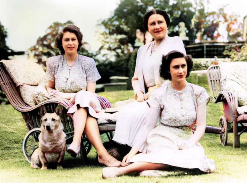 al royal lodge, windsor. da sinistra elisabetta ii con il suo cane, la regina madre e la sorella margaret nel 1946