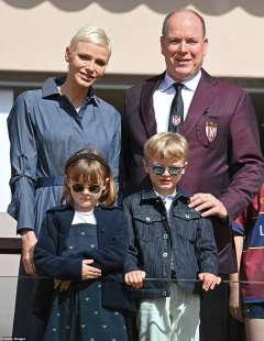 Alberto e Charlene di Monaco con i figli