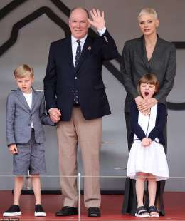 Alberto e Charlene di Monaco con i figli 2