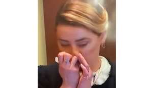 Amber Heard si soffia il naso in modo sospetto