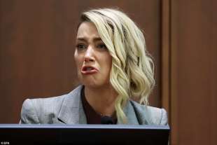 Amber Heard sul banco dei testimoni 2