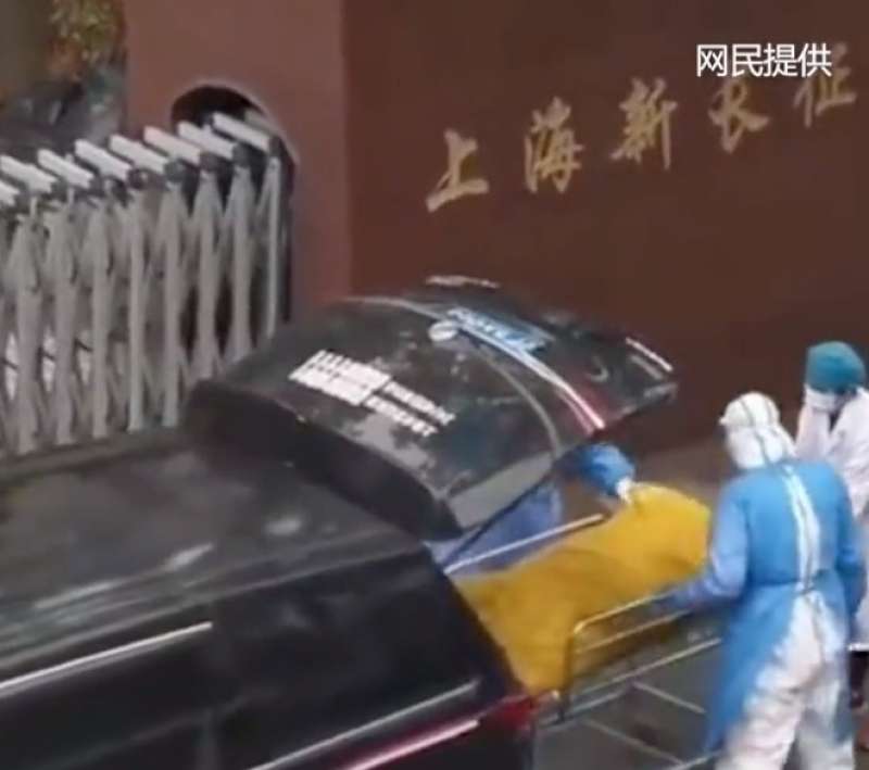 anziano positivo al covid scambiato per morto a shanghai 11