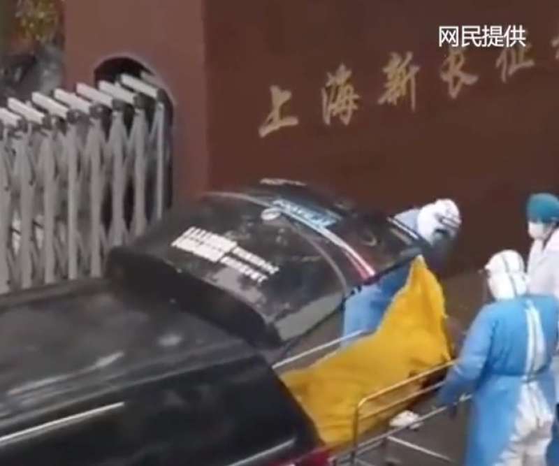 anziano positivo al covid scambiato per morto a shanghai 12
