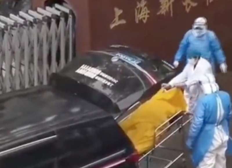anziano positivo al covid scambiato per morto a shanghai 2