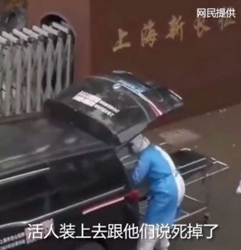 anziano positivo al covid scambiato per morto a shanghai 9