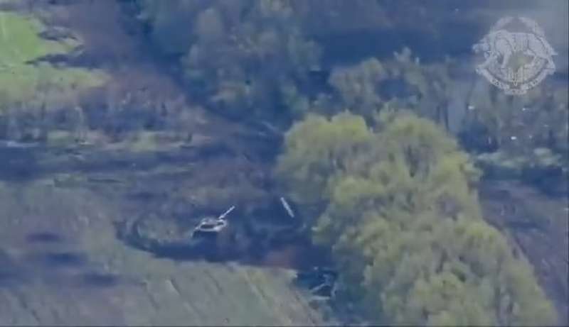 Carro armato russo abbattuto da drone ucraino