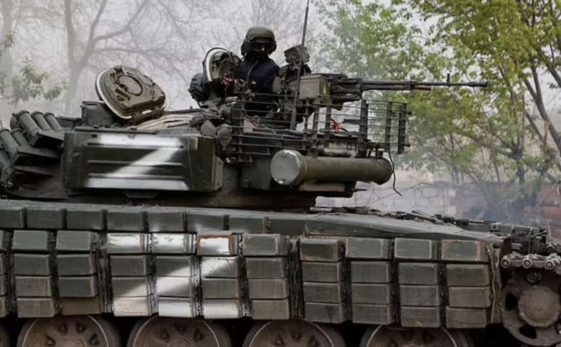 carro armato russo con la z sul fianco in ucraina