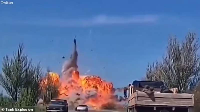 Carro armato russo esplode vicino Mariupol