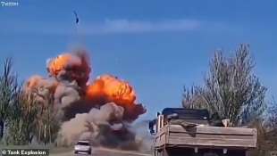Carro armato russo esplode vicino Mariupol 2