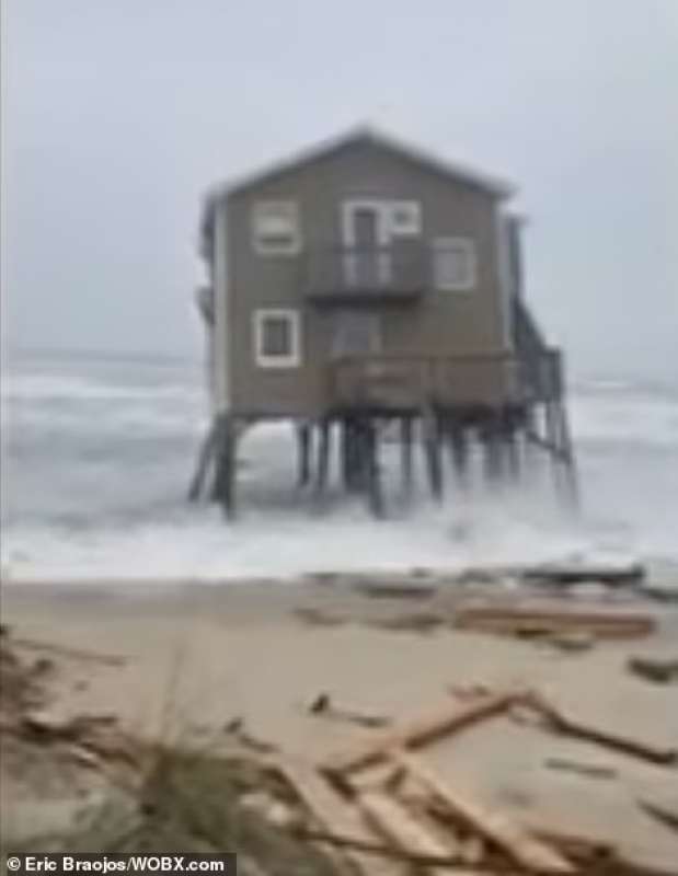 Casa crollata in mare in Carolina