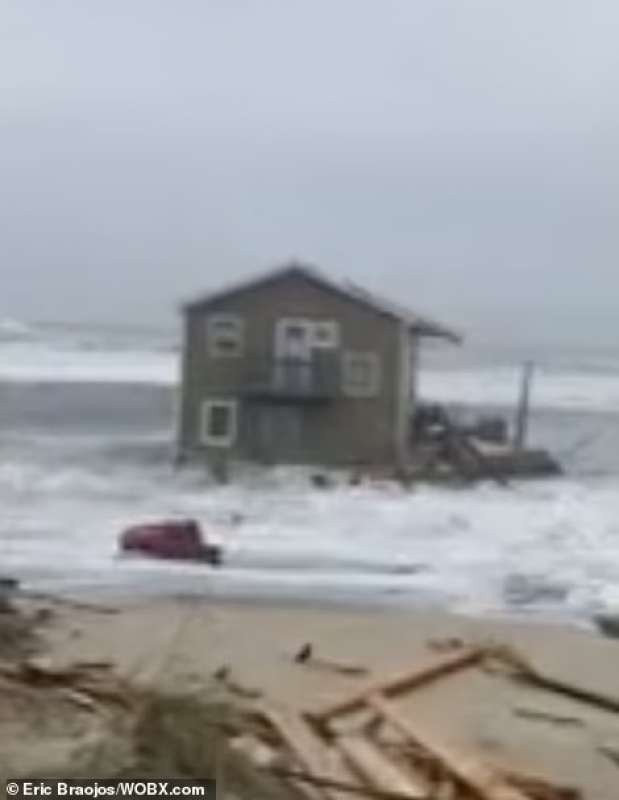 Casa crollata in mare in Carolina 2