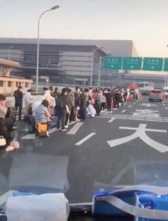 cittadini in fila per scappare da shanghai 1