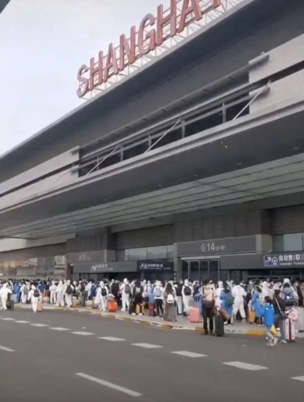 cittadini in fila per scappare da shanghai 2