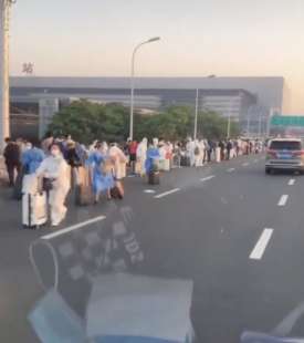 cittadini in fila per scappare da shanghai 5