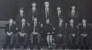elon musk (primo a sinistra) alla bryanston high school nel 1985