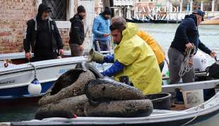 gondolieri sub ripuliscono i canali di venezia 10