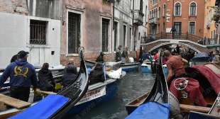 gondolieri sub ripuliscono i canali di venezia 12