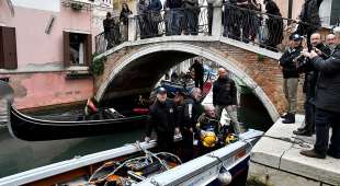 gondolieri sub ripuliscono i canali di venezia 13
