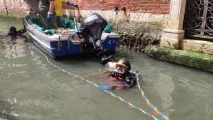 gondolieri sub ripuliscono i canali di venezia 14