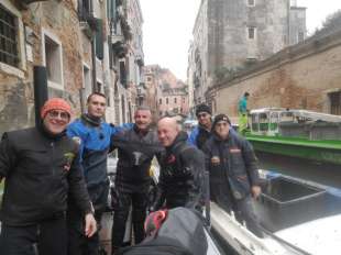 gondolieri sub ripuliscono i canali di venezia 15