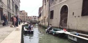 gondolieri sub ripuliscono i canali di venezia 2