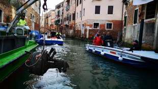 gondolieri sub ripuliscono i canali di venezia 8
