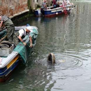 gondolieri sub ripuliscono i canali di venezia 9