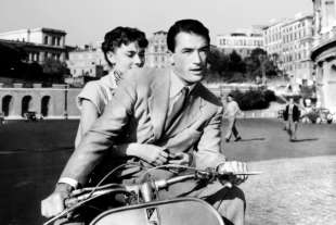 Gregory Peck e Audrey Hepburn sulla Vespa