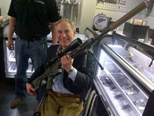 il governatore del texas greg abbott con le armi