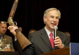 il governatore del texas greg abbott con le armi