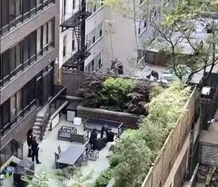 il patio dove e' stato ritrovato il corpo del banchiere suicida