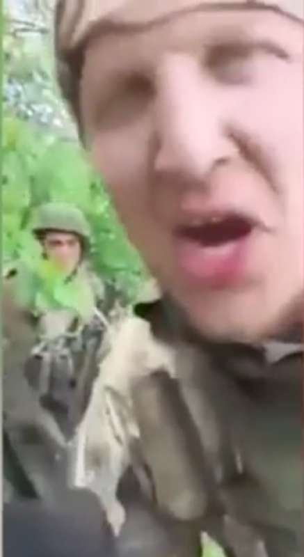 il video del soldato russo che picchia e terrorizza i prigionieri ucraini 1