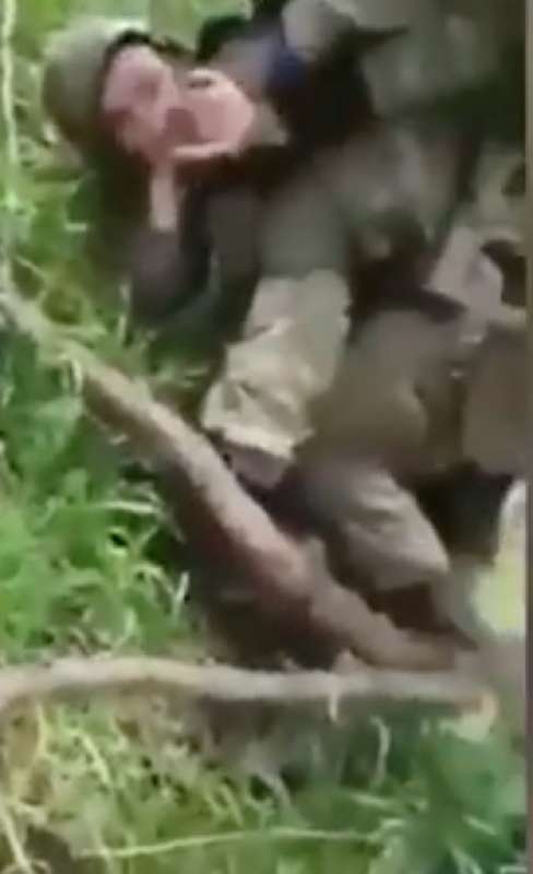 il video del soldato russo che picchia e terrorizza i prigionieri ucraini 2
