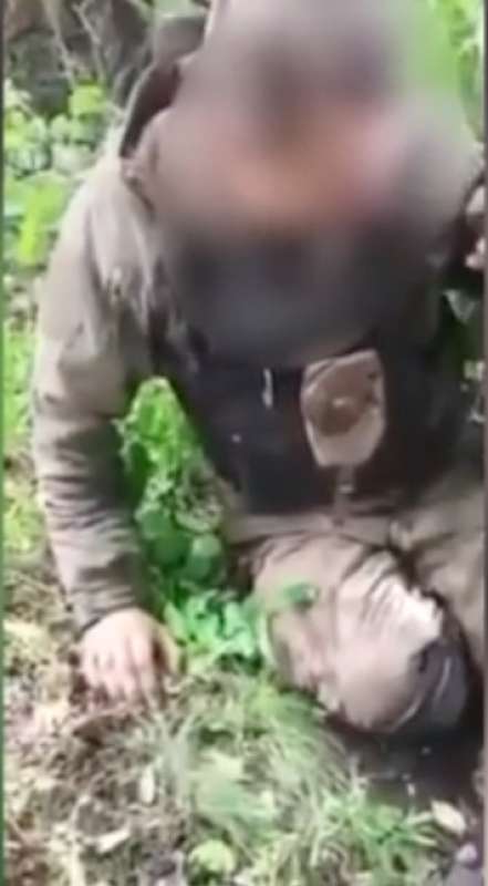 il video del soldato russo che picchia e terrorizza i prigionieri ucraini 3