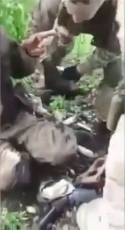 il video del soldato russo che picchia e terrorizza i prigionieri ucraini 4