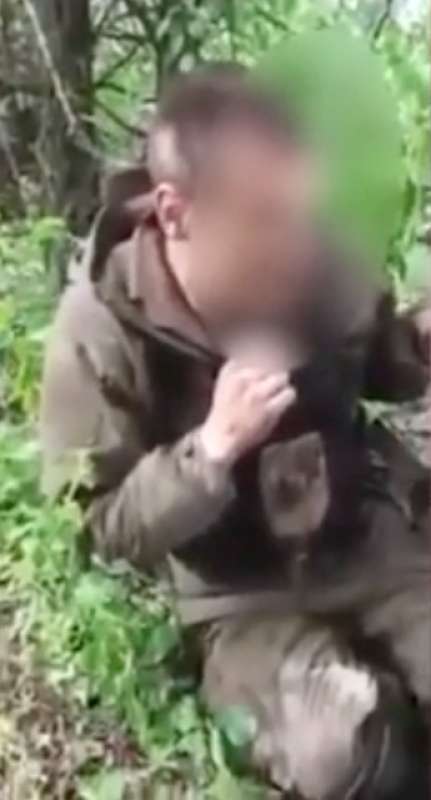 il video del soldato russo che picchia e terrorizza i prigionieri ucraini 5