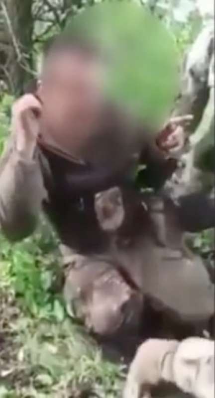 il video del soldato russo che picchia e terrorizza i prigionieri ucraini 6