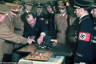 Ingegnere Ferdinand Porsche presenta ad Adolf Hitler un modello di auto per il compleanno di Hitler nel 1939
